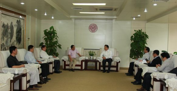 南开大学党委书记杨庆山听取南开大学天津校友会一行工作汇报